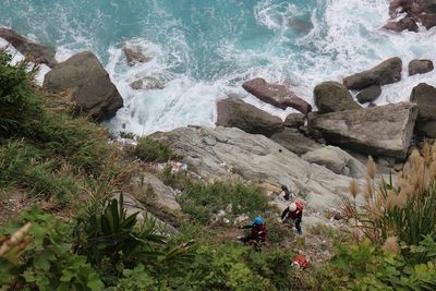 山海美景被游客嫌弃 台湾义工攀岩捡垃圾(图1)