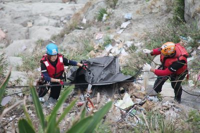 山海美景被游客嫌弃 台湾义工攀岩捡垃圾(图2)