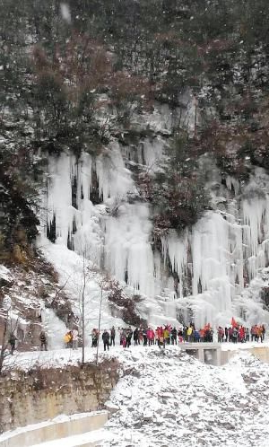 自发组织看冰瀑 突降大雪700余游客被困(图1)