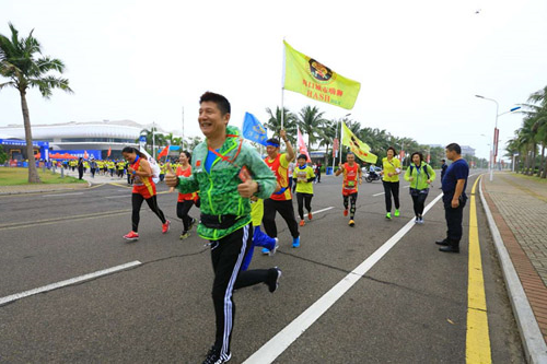 冠军名宿领跑2016露博会彩色马拉松十分赛(图3) 冠军名宿领跑2016露博会彩色马拉松十分赛(图3)
