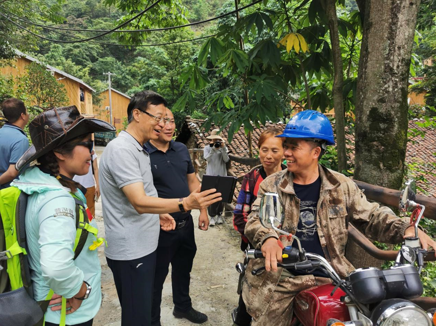 中国国际oety欧亿体育
考察组刘扶民一行在东兰考察(图3)