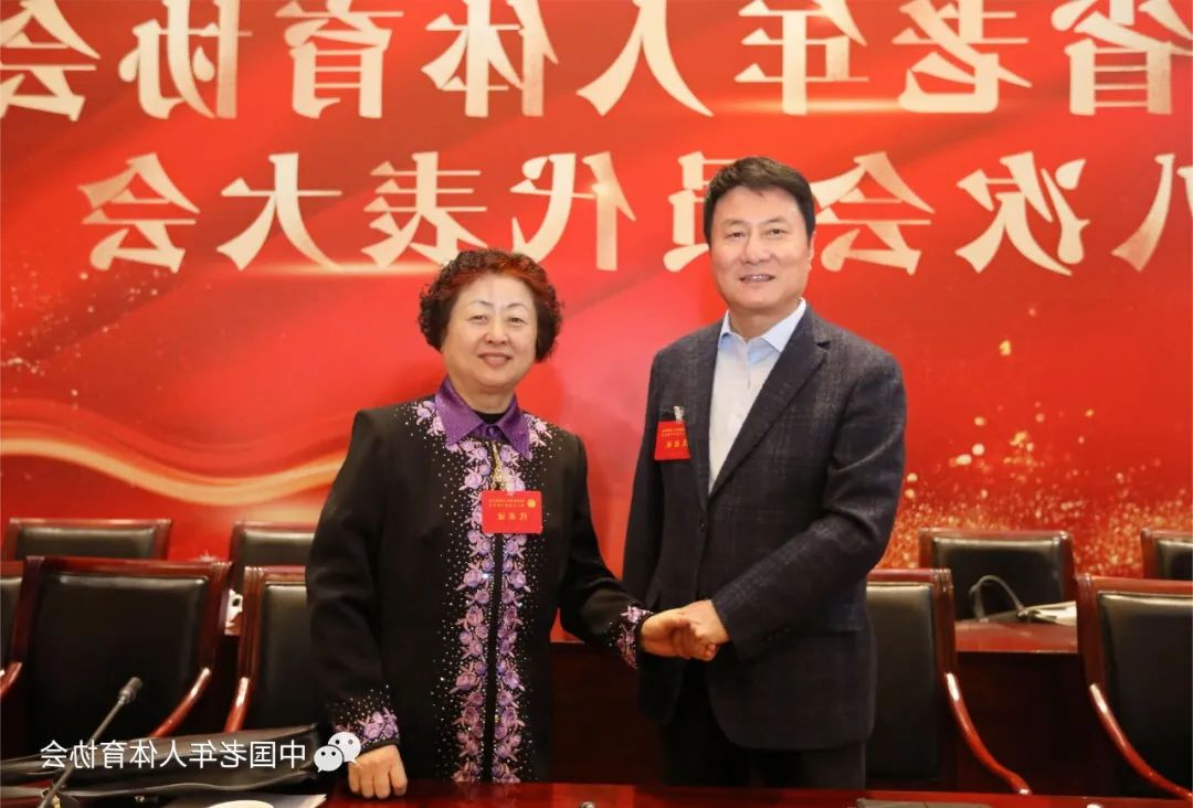 郭大为和黄玮亲切握手.png
