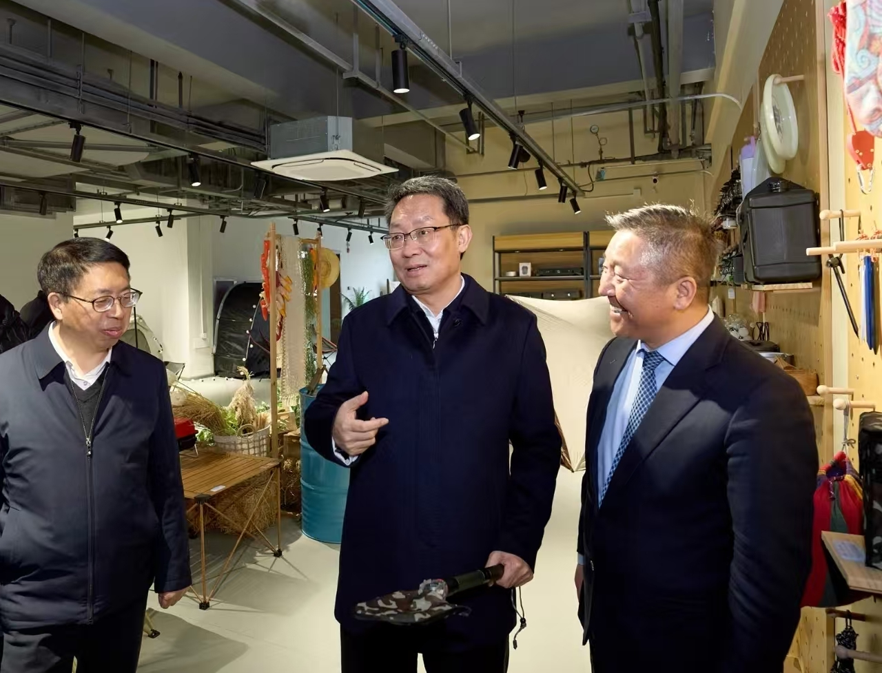 金华市委书记朱重烈到露营之家全球优选（金华）供应链贸易中心调研(图1)