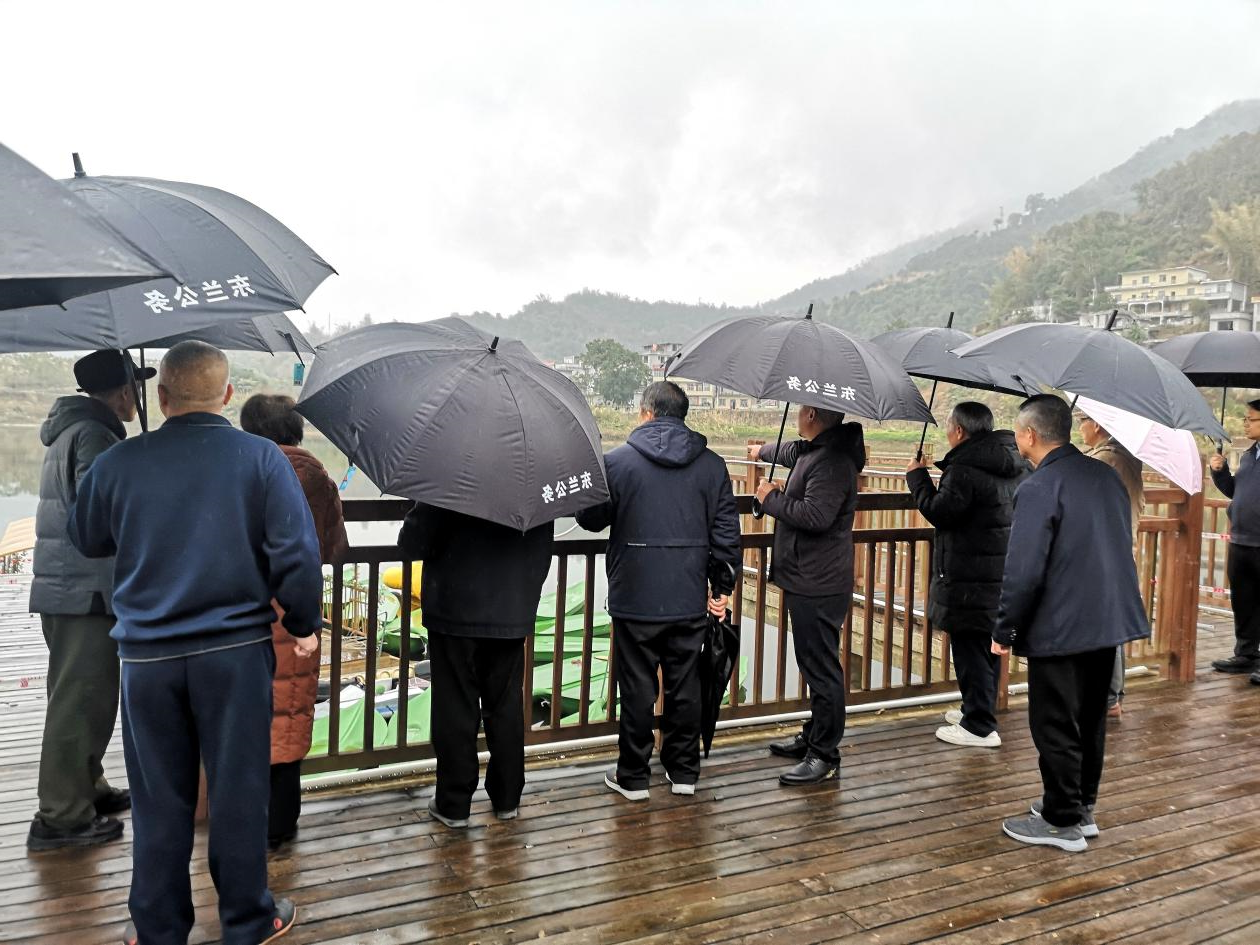 东兰县退休老干部考察调研坡豪湖露营地：见证生态与产业融合新篇章(图5)