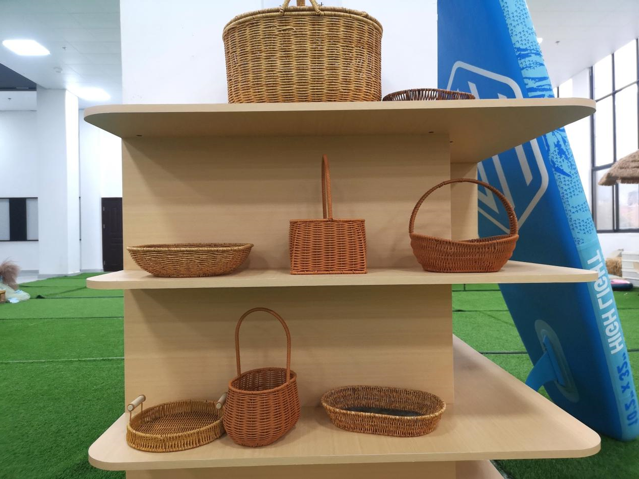 东兰县退休老干部考察调研坡豪湖露营地：见证生态与产业融合新篇章(图4)