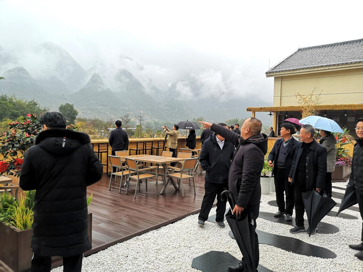 东兰县退休老干部考察调研坡豪湖露营地：见证生态与产业融合新篇章(图7)