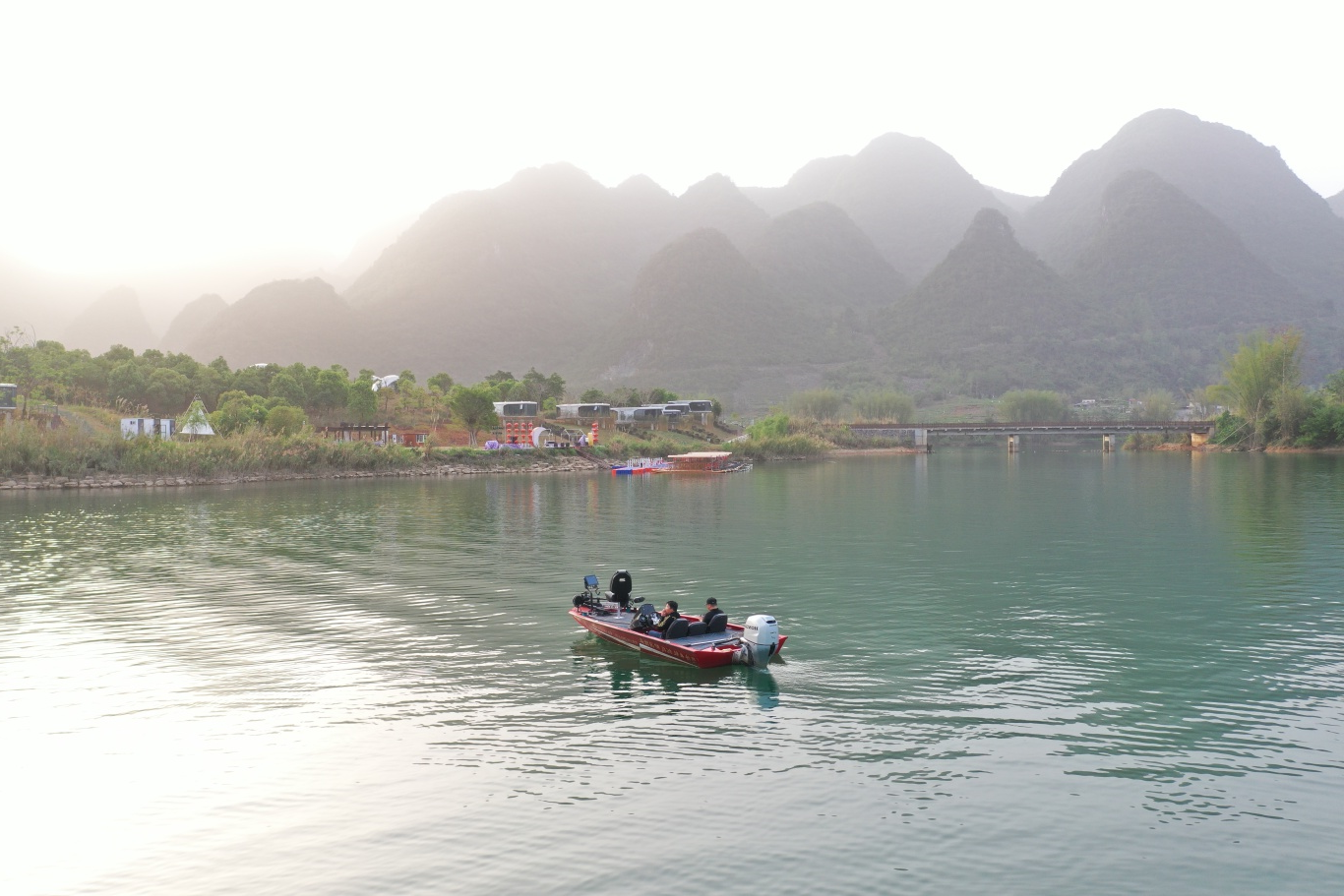 东兰坡豪湖露营地,专业路亚艇为户外休闲运动爱好者打造极致垂钓体验(图3) 东兰坡豪湖露营地,专业路亚艇为户外休闲运动爱好者打造极致垂钓体验(图3)
