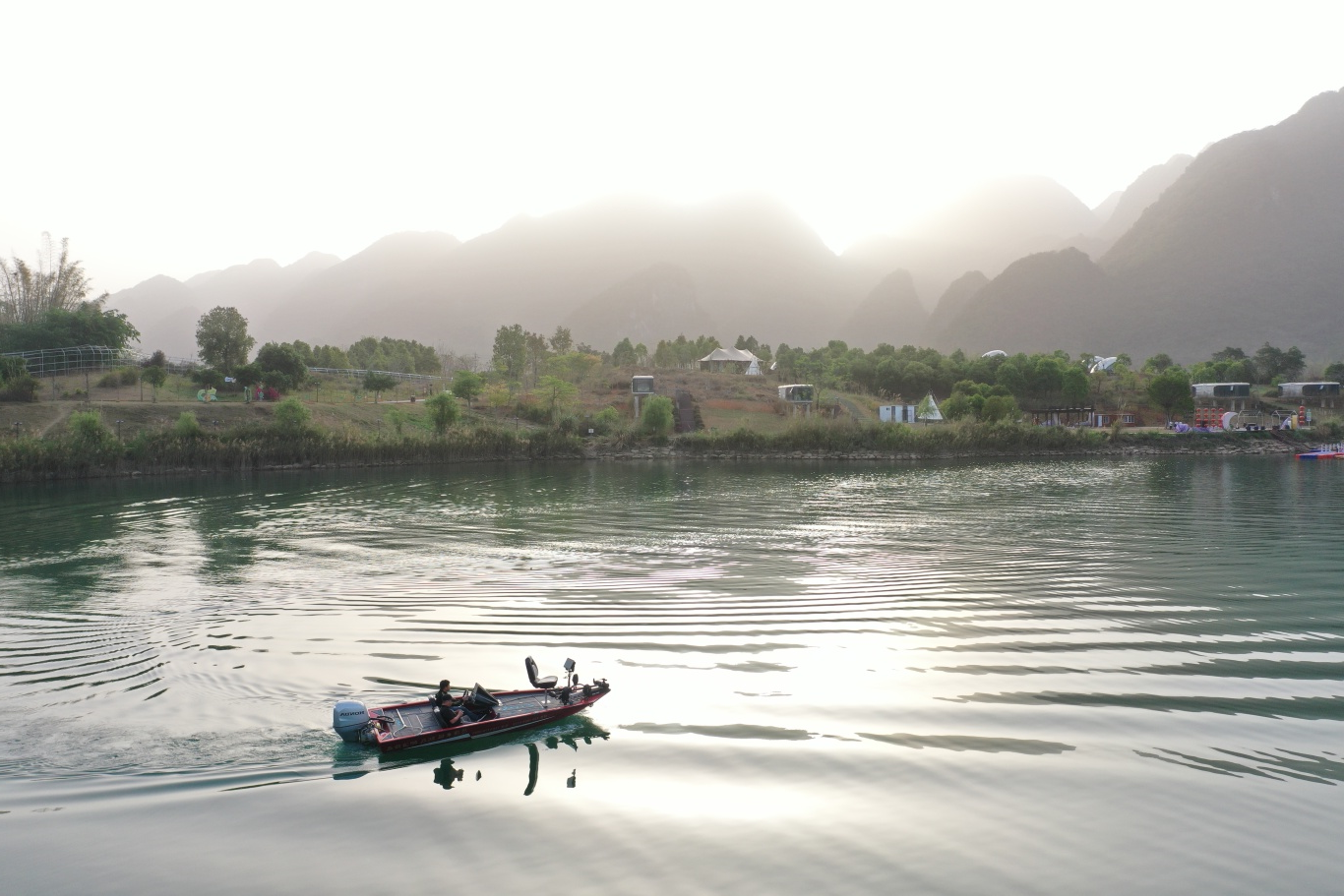 东兰坡豪湖露营地,专业路亚艇为户外休闲运动爱好者打造极致垂钓体验(图2) 东兰坡豪湖露营地,专业路亚艇为户外休闲运动爱好者打造极致垂钓体验(图2)