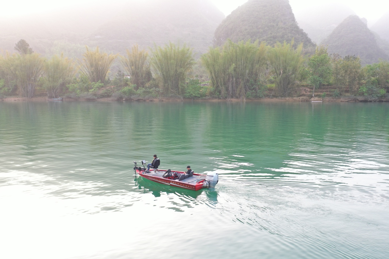 东兰坡豪湖露营地,专业路亚艇为户外休闲运动爱好者打造极致垂钓体验(图1) 东兰坡豪湖露营地,专业路亚艇为户外休闲运动爱好者打造极致垂钓体验(图1)