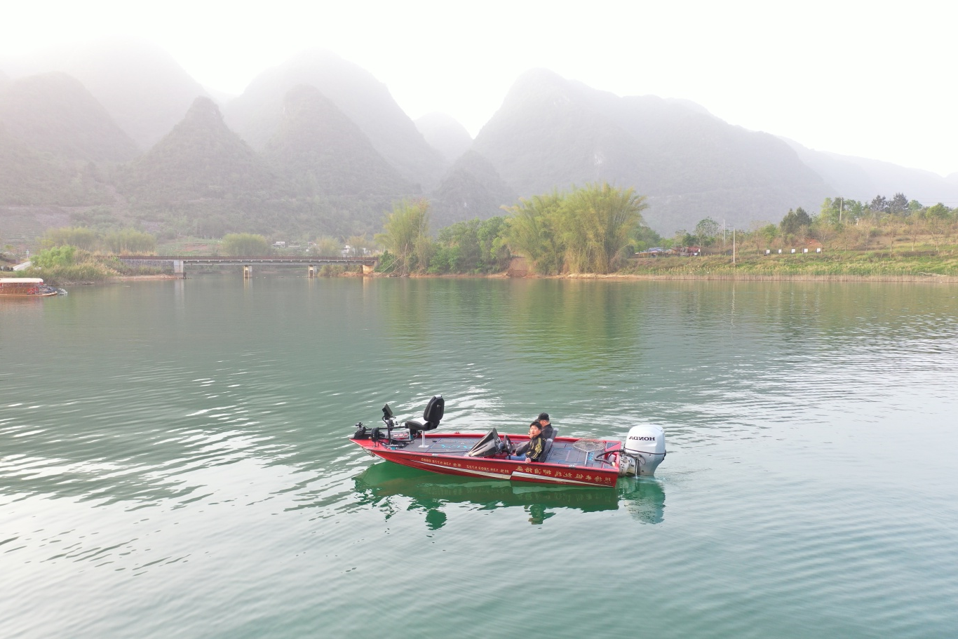 东兰坡豪湖露营地,专业路亚艇为户外休闲运动爱好者打造极致垂钓体验(图6) 东兰坡豪湖露营地,专业路亚艇为户外休闲运动爱好者打造极致垂钓体验(图6)